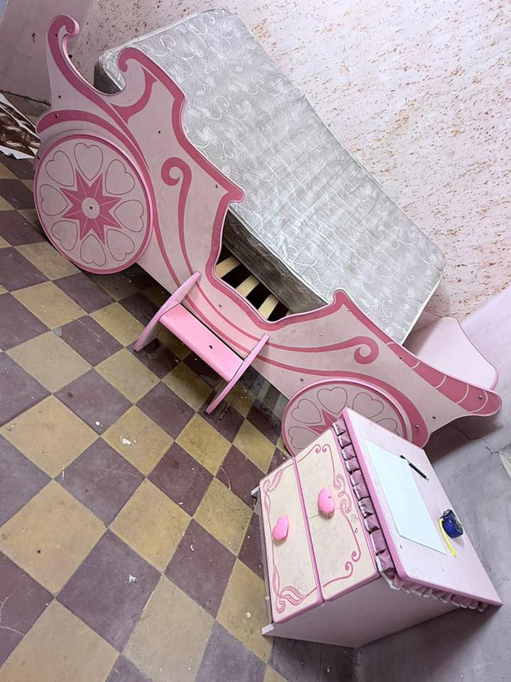 السلام عليكم غرفة نوم بناتي تركي اصلي من العالميه مستخدم نص عمر مفتوحه وجاهزه سعرهه الاصلي مع الدوشك 500$ السعر مكان الكراده السعر الحالي 150 الف مع الدوشك 
***********
