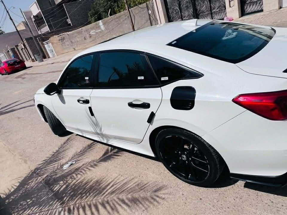 للبيع (ملاحظة) السيارة جديدة بمعنى الكلمة 
رقم بغداد مشروع وطني بأسمي تحويل مباشر
هوندا سيفك موديل 2024سبورت اللون ابيض 

بصمه + فتحة سقف

سايد بريك كهرباء

رادار امامي خلفي جانبي كلها شغال 

شاشه كبيره

شاشه عداد دجيتل

تشغيل عن بعد 

ويل كب سبورت 

شفتات ستيرن 

تحكمات ستيرن 

مكينه 2000. تنفس طبيعي 

انظمة قيادة درايف مود

توقف ذاتي 

اطفاء ذاتي بل الازدحام

تخم تاير جديد 

شوتة بلادية 

حجر بيئة بلادي 

منظومة تبريد بلادية 

حادث السياره بنيد ضبغ فقط بدون دواخل 

مكان السياره / الانبار /هيت 

  السعر 170$ 
ماشية 43 الف كيلو متر
 فيس واتساب موجود ***********
