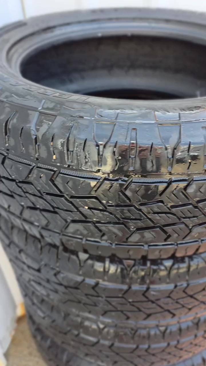 سلام عليكم
تايرات كيا تلورايد 
حجم 245/60/18
فئة X pro
اصلي مال الشركة 
تاريخ الإنتاج 2023
نضافة 90 %
بنجر ولاحد مابيهن 
السعر 275 تخم كامل 
بغداد  ***********
        .***********
