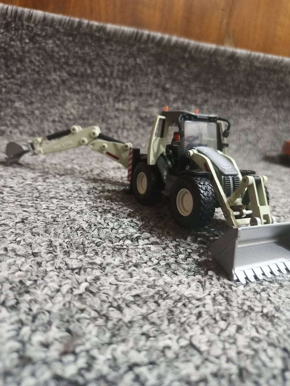 للبيع 
شفل JCB حجم 1/50 
حديد بالكامل


**إذا كنت صاحب هذا الإعلان وتريد حذفه لأي سبب، رجاءا أرسل رسالة إلى الدعم الفني**