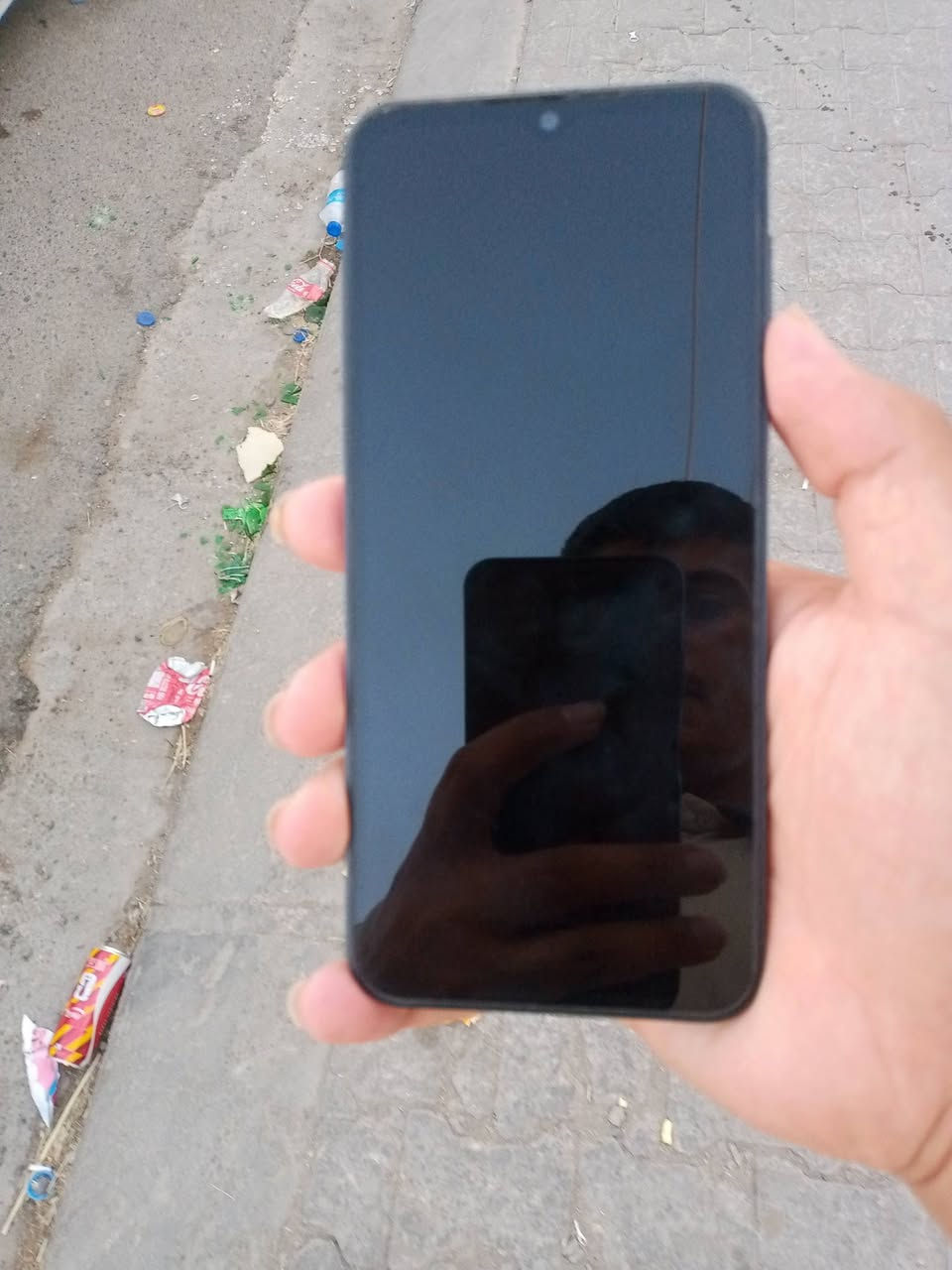 *مواصفات Samsung Galaxy A05s* 👇
*الشاشة* 
- 6.7 انش PLS LCD بدقة FHD+ 
- معدل تحديث 90Hz 
- سطوع 800 شمعة

*المعالج والذاكرة*
- المعالج: Snapdragon 680 4G 
- الرام: 4GB او 6GB حسب النسخة
- التخزين: 64GB او 128GB + يدعم كارت ميموري لحد 1TB

*الكاميرات*
- خلفية ثلاثية: 50MP اساسية + 2MP ماكرو + 2MP عزل 
- امامية: 13MP 
- تصوير فيديو لحد 1080p بـ 30fps

*البطارية والشحن*
- 5000mAh 
- شحن سريع 25W 

*باقي المواصفات*
- النظام: اندرويد 13 قابل للتحديث لـ One UI 6.1 اندرويد 14
- بصمة: جانبية مدمجة بزر الباور 
- منفذ سماعة 3.5mm + منفذ Type-C 
- مقاومة رذاذ IP54 خفيفة 
- الوزن: 194g

جهاز اقتصادي يركز على شاشة كبيرة وبطارية قوية مقابل سعر مناسب. 
170 وبي مجال *********** كركوك فلكه تكريت
