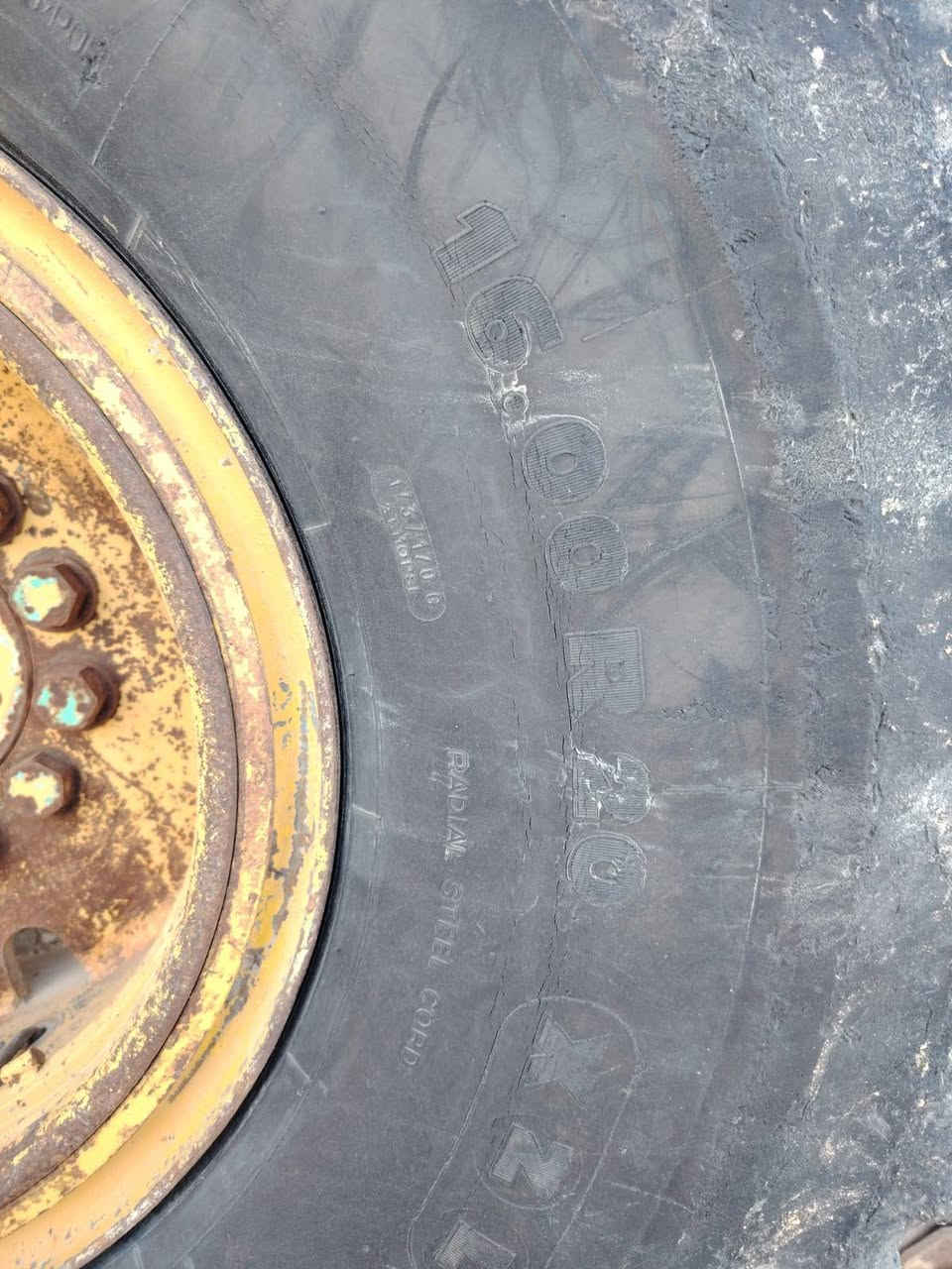 السلام عليكم  لبيع زوج  تايرات هنا ولويالة  حجم ١٦٠٠ في ٢٠   نضيفات  بكاني بغداد للتواصل ***********
