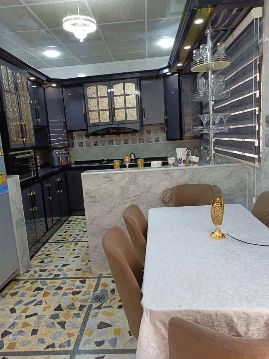 دار للبيع  🏠
_______
الموقع : 📍
⚝حي القدس
قرب جامع المؤمنين  
مقابل الدار مدرسة شمس المعرفة الابتدائية للبنات 
 ومتوسطة حفصة للبنات الجديدة
___________________
⚝ مساحة الدار :200متر بالسند
واقع حال 270متر*70مترفضلة   عبارة عن  حديقة خلف الدار  
واجهة10
وعمق 27
طابق ونص
⚝  حوش كبير  استقبال جبسن بورد   هول منور صغير للانارة ثلاث غرف نوم ٢بالطابق الأرضي  والطابق الثاني غرفة نوم ١ صحيات تواليت غربي وشرقي الدار سيراميك وكاشي  
*سند ملك صرف
  مع الكاونتر  الستائر
السعر على واتساب فقط.. ***********
