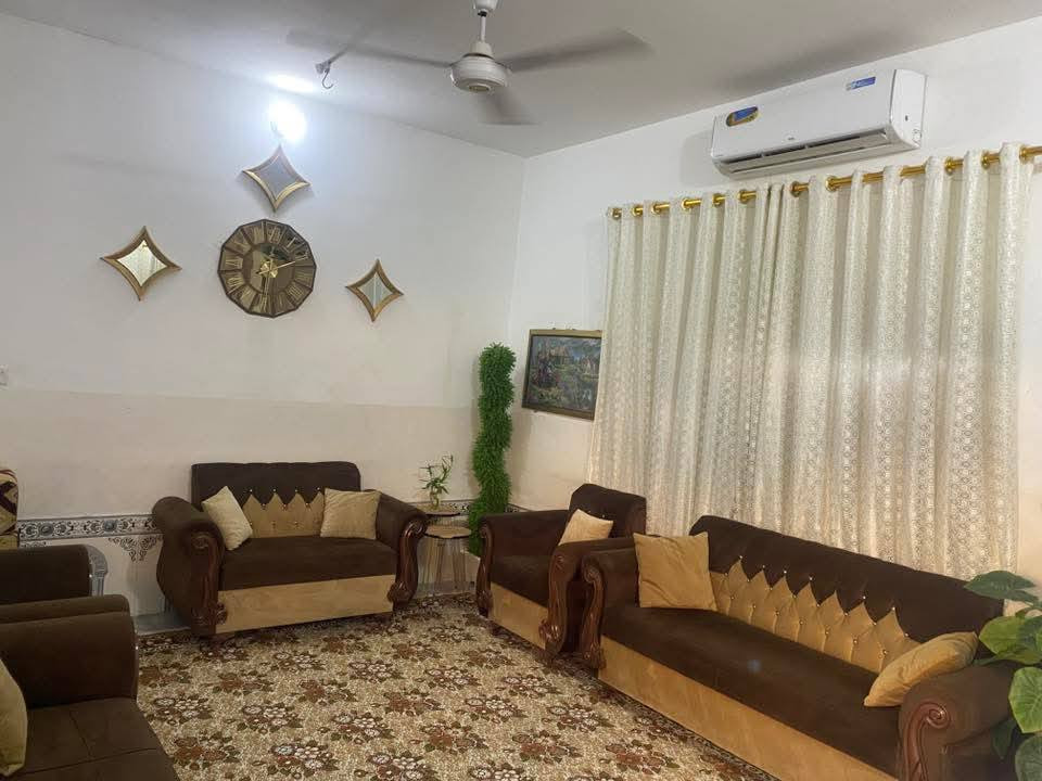 سلام عليكم بيت البيع ديوانيه دغاره قرب جامع كبير تجاه حسينيته الصدريه مساحة البيت 200متر مكون البيت من استقبال وصالة وغرف أثنين ومطبخ ومكشوفات أثنين رقم *********** البيت زراعي
