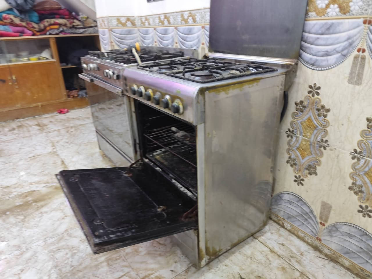 للبيع طباخ 4 عيون + ثلاجه باب واحد شغالات السعر 200 شلعه كامله واذا مفرد يختلف السعر! رقمي *********** واتساب موجود..... 
#ادمن 🥀
