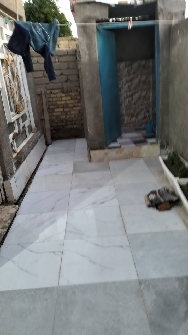 سلام عليكم اخوان بسبب الوعود الكاذبه عدي بيت البيع مساحه 190 بل شاميه بنطقت البعزيب البيت متكون من غرفتين وصاله وبراني ومطبخ وصحيات وهاذا رقمي يرده تصل عليه وبلعافيه على الياخذه ***********.
