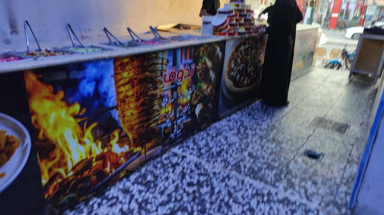 سلام عليكم غراض كافتريا  كامله  للبيع مكان حي الجزيره قرب صيدليه البشير  // فلافل السيد ***********
