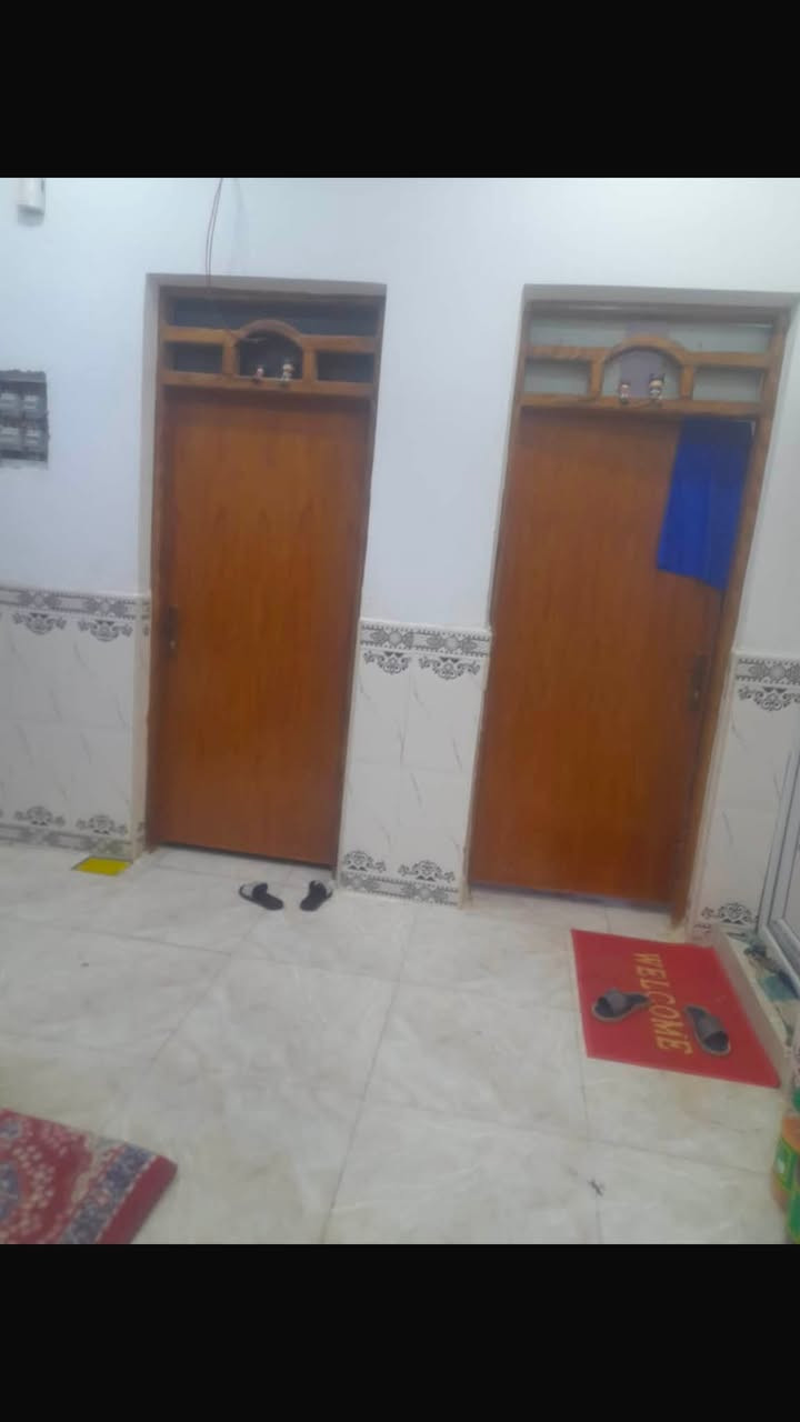 بيت للبيع المساحة 100 م خلفي بناء حديث طابقين كونكريت مسلح) الطابق الاول غرفة النوم وصالة ومطبخ صحيات داخلية وخارجية مع استقبال الطابق الثاني غرفتين وصالة وصحيات بناءً الاولى طابوق والثاني فرمستون  ) ملاحظة البيت مطلوب اسكان تقريبًا 43 مليون سعره 105 تدفع 60 مليون والباقي تحول عليك )) العنوان التضحية حي المالكي مكان كلش حلو وقريب على المولد الي على السايدين الإتصال على *********** ابو علي الاسدي وذا عجبك المكان تعال للمكتب ودزك علية احسن فرصة حلوه
