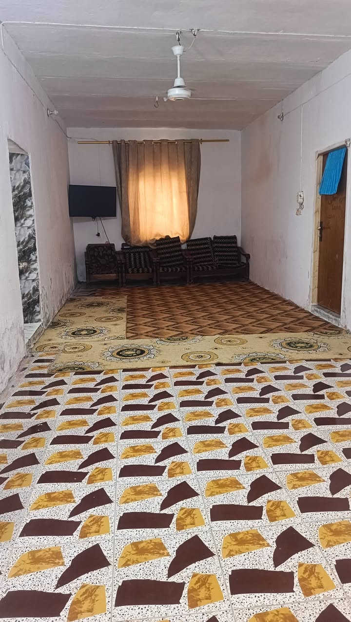 سلام عليكم بيت.  البيع ماشوشه ركن المساحة 300. بيه قرفتين نوم.  ومطبخ ودوانيه.  وصال    البيت طابوك   كامل.  صلاميك كله السعر المطلوب 43. وبيه مجال ***********. بشارع المولده حمد العضيمي
