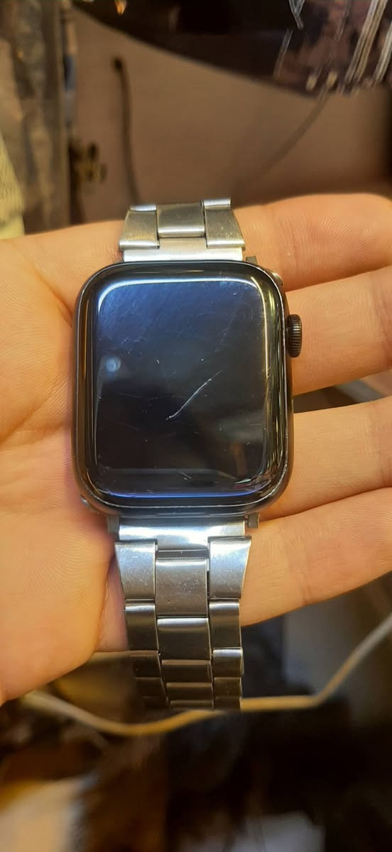ساعة ابل الجيل السابع مستعملة شبه جديدة 💯 
‏Apple Watch Series 7 - 45mm ⌚️ 

اصدار Nike
45 mm حجم
نظافة 85%
بطارية 79% 
شحنها يبقى يوم كامل 
اللون : اسـود 
انطيك وياها 7 سير بالوان مختلفة 
بيها ضرر بسيط بالشاشة مو كسر هوة فطر بسيط ما يبين من بعيد مثل موضح بالصورة 
كارتونة شاحنة كل الغراض كاملة و أصلية
السعر ٢٢٥ وبيها مجال 
يوجد توصيل جميع المحافظات
تواصل ***********
