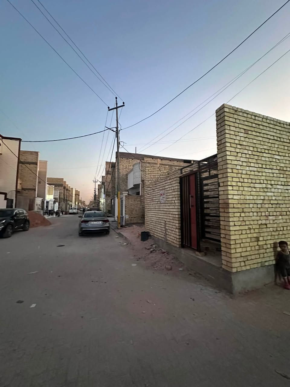 السلام عليكم
بيت هيكل 50 متر ركن للبيع
واجهة 5 ونزال 10
حي الكوفة قرب شارع المخازن
معروض بـ 53 وبيه مجال بسيط 
***********
