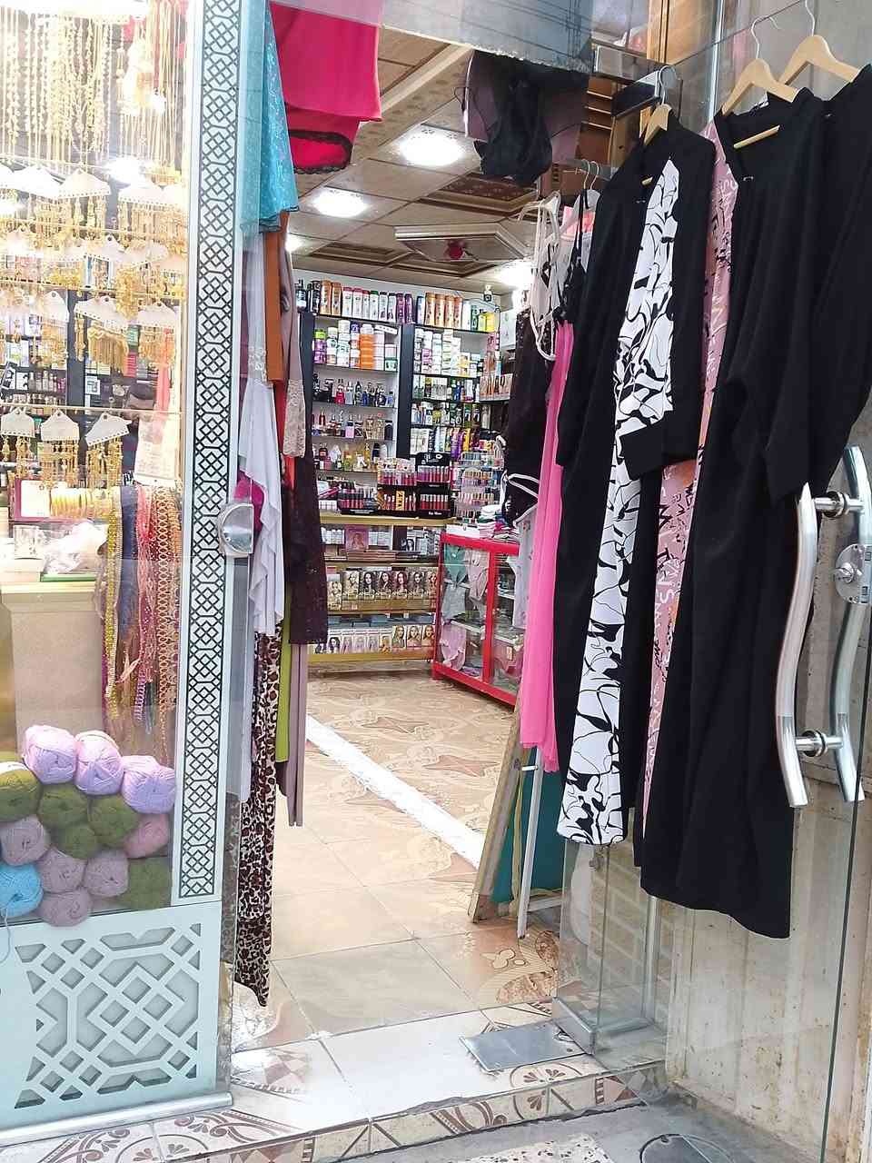 السلام عليكم...
محل للبيع 

حي الرفاعي 

سايدين القسم

قرب تيم مارت

قريب ع القسم عمارة الطالب 

كوزمتك الوسام 2 

بيع فقط سقوف ومبردات 
وجام خانه

التواصل ع رقم :***********
