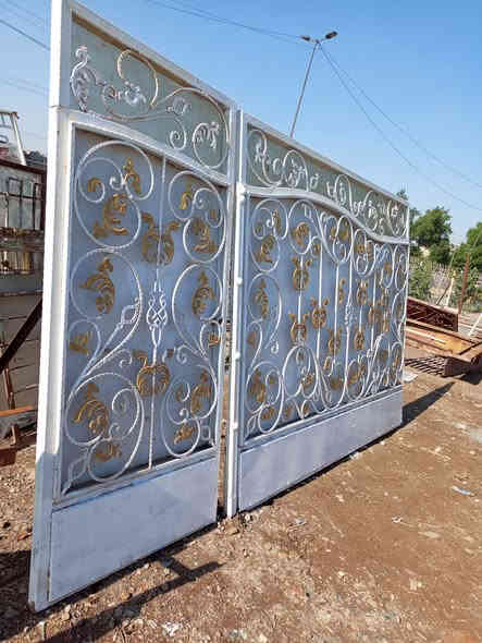 #للبيع  باب اسلايت 3مترات و60 الارتفاع مترين و10 الظهر  بليت مع الجراجيب والعكرب  حديد ثقيل جدا ونظيف جدا   @ مكاني  بغداد الغزاليه  ويوجد توصيل    ***********
***********
