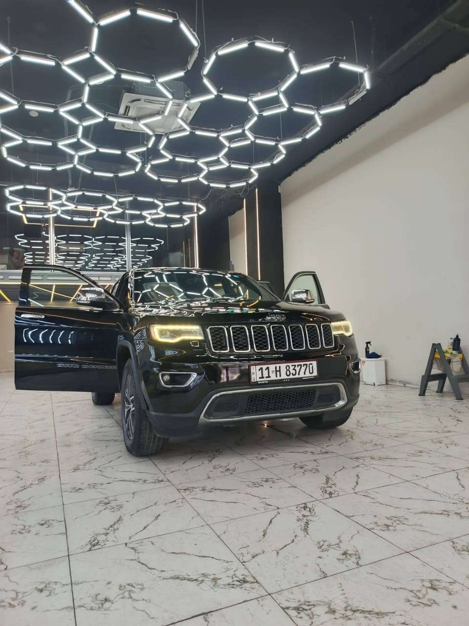 السلام عليكم ورحمة الله وبركاته عندي سيارة للبيع جيب شيروكي 2017 وارد أمريكي لمتدكامل المواصفات من بصمه وحساسات وتشغيل عن بعد اللون اسود رقم بغداد هذه صور السياره مع الحادث رقم الموبايل ***********
