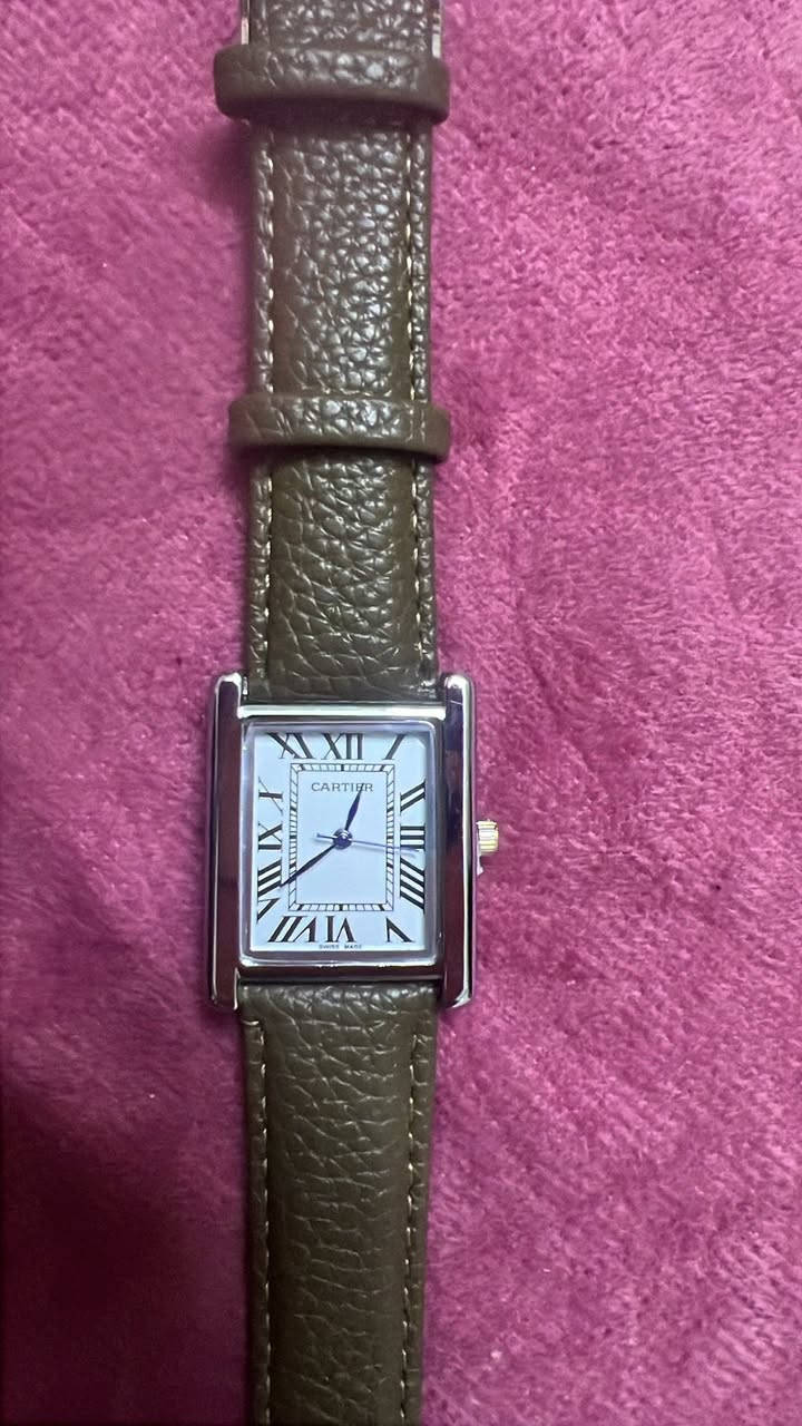 ساعة كارتير ✨
ساعة رجالية من ماركة بتصميم كلاسيكي ساحر يجمع بين الفخامة والبساطة.
• التصميم: إطار ذهبي لامع مع مينا تحمل شعار كارتير المميز.
• المينا: أرقام رومانية كلاسيكية تعطي لمسة من الفخامة التقليدية.
• الحزام: جلد أسود بنقشة التمساح (Croc-style) مريح جداً وعملي.


**إذا كنت صاحب هذا الإعلان وتريد حذفه لأي سبب، رجاءا أرسل رسالة إلى الدعم الفني**