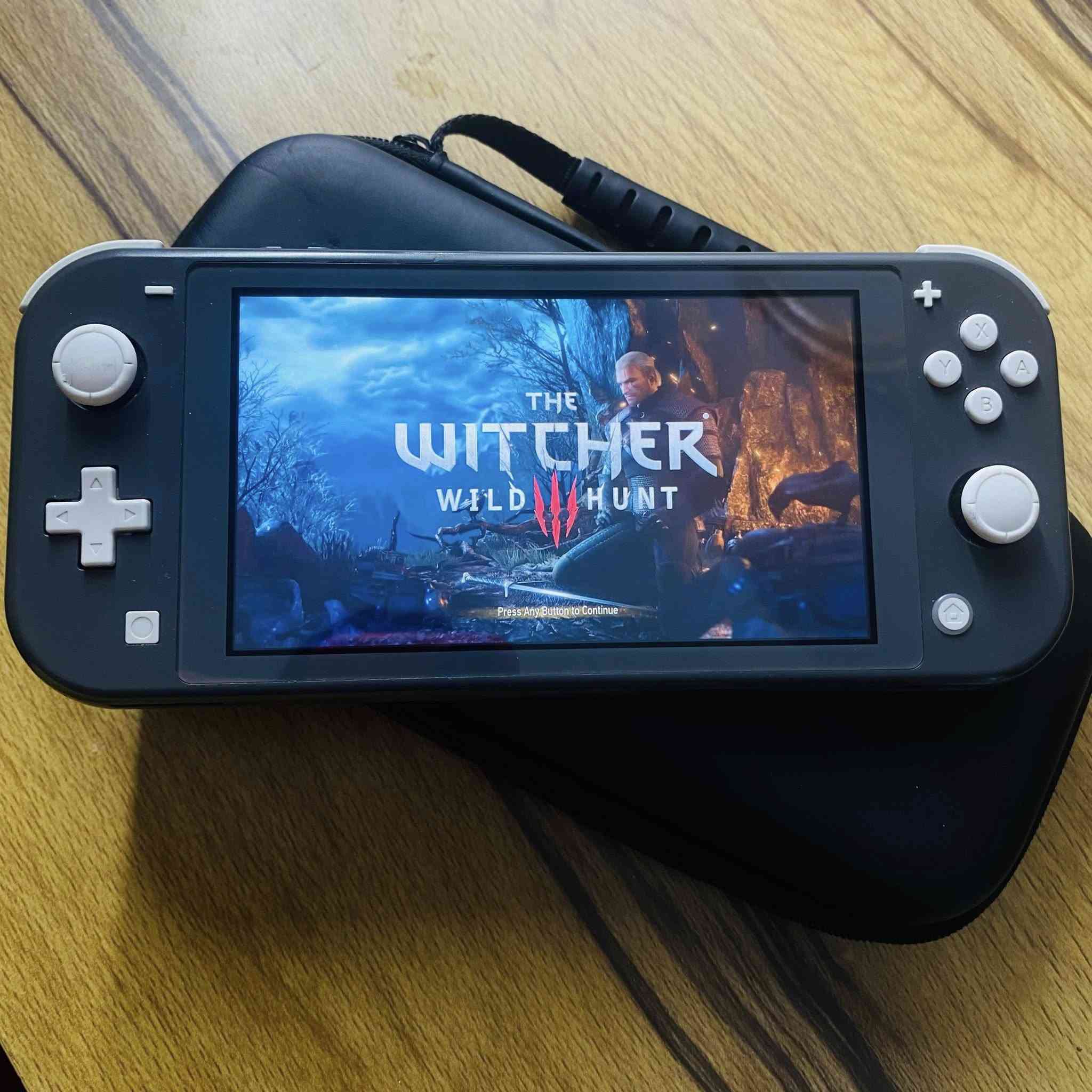 السلام عليكم ، نينتيندو سويتش لايت مهكر للبيع
مرحبا شباب نينتيندو لايت مهكر قطعه نضامين

Online + Offline  تهكير داخلي 

الجهاز شغال وبصوره جدا ممتازة بدون اي خلل او مشكله

سليم من كل النواحي وبنضافه جدا راقيه الشاشه بدون اي خدش او ملاحضه 100%

محمل عليه اقوى الالعاب مثل / 3 fifa 25  / the Witcher 

Hollow / mario odyssey / oodworld 

وغيرهم …

وتكدر تحمل اي لعبه تعجبك مجاناً على النضام المهكر

الجهاز يجي ويا جنطه خاصه باللايت حجم صغير 

وشاحنه نوعيه ممتازه super fast charging 

ذاكره الجهاز 32 + 128 رام خارجي ساندسك الترا اصلي

سعر الجهاز 200 الف نهائي 

العنوان / بغداد - البياع - شرطة الخامسة 

الرقم / ***********

يوجد توصيل لجميع المناطق والمحافظات
