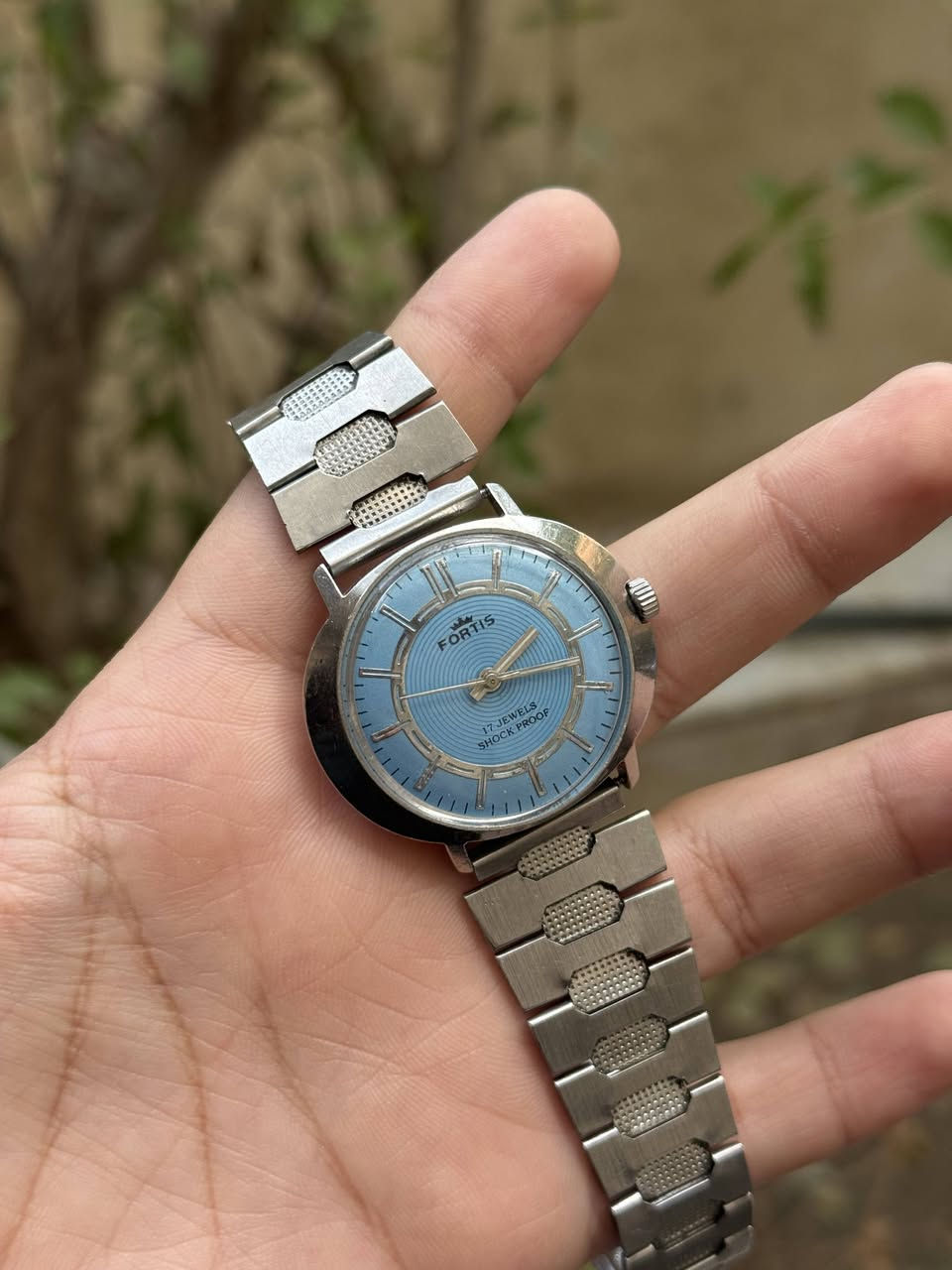 ⌚ FORTIS Vintage -Swiss Watch-
فرصة نادرة لعشّاق الساعات السويسرية الكلاسيكية ✨
ساعة Fortis أصلية من حقبة الستّينات(غالبًا) بتصميمٍ أنيق وخالد يعكس روح الزمن الجميل.

🔹 حركة ميكانيكية
🔹 17 حجر – Shock Proof 
🔹 سويسرية أصلية 🇨🇭
🔹 مينا باللون الأزرق الفاتح(Ice blue) مميّزة جدًا ونادرة 
🔹 مؤشّرات وعقارب بارزة بحالة ممتازة
🔹 شعار Fortis الأصلي من الخلف
🔗 السوار مختوم، لكن غير مؤكّد انّه أصلي (قد يكون مستبدل)

 
قطعة تجمع بين التاريخ، الجودة، والذوق الرفيع
متوفرة حاليًا في متجرنا

للطلب والإستفسار:
تواصلوا ويانا عالخاص
أو واتساب على الرقم: ***********
او على التليجرام: @drwatchee
