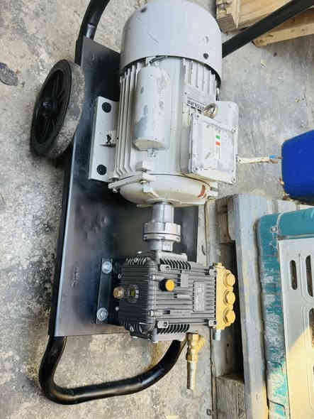 مضخة ايطالية 200 بار 
ماطور سنكل 5.5 حصان
مستعمل نظيف  جدا  
صوندة مسلح 15 متر + مسدس 
ضغط عالي كفالة عامة من كلشي 
السعر 625 الف 
مكاني بغداد 
***********
