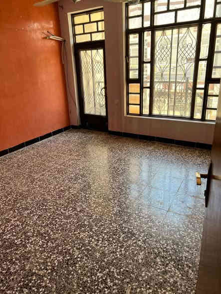 ⸻

🏠 دار للبيع – داخل القيصرية (قرب السفارة الإيطالية سابقاً)
📐 المساحة: 70 متر
🏡 الواجهة: 4.5 متر
💰 السعر: 270

يتكوّن من:
الطابق الأرضي:
• مطبخ
• خدمات
• غرفة

الطابق الثاني:
• غرفة
• صالة

الطابق الثالث:
• بيتونة كبيرة
• سطحين

📍 موقع مميز داخل القيصرية – أول بيت بالقيصرية
📞 للتواصل: ***********
