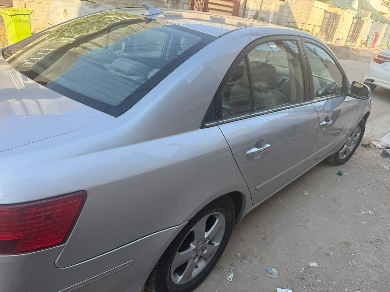 السلام عليكم سوناتا 2009 وارد امريكي حادثها باب خلف السايق مبدل نفس اللون والباقي السياره مكفوله من الضربه بيها مكانات كلير بدون صبغ وتجي وتشوف بعينك ماشيه 148 حقيقي محرك جديد قبل اسبوع شديته وشرط الفحص والمواصفات الباقيه فتحه تحكم جهتين كشن كهربائي والسباوه مغلفه ارضيه ودوشمه وحتى الدشبول مغلف والسياره رقم بغداد ونضيفه وتجي وتشوف احلى من الصور مكان السيارة ديالى  للاستفسار اكثر. ***********
