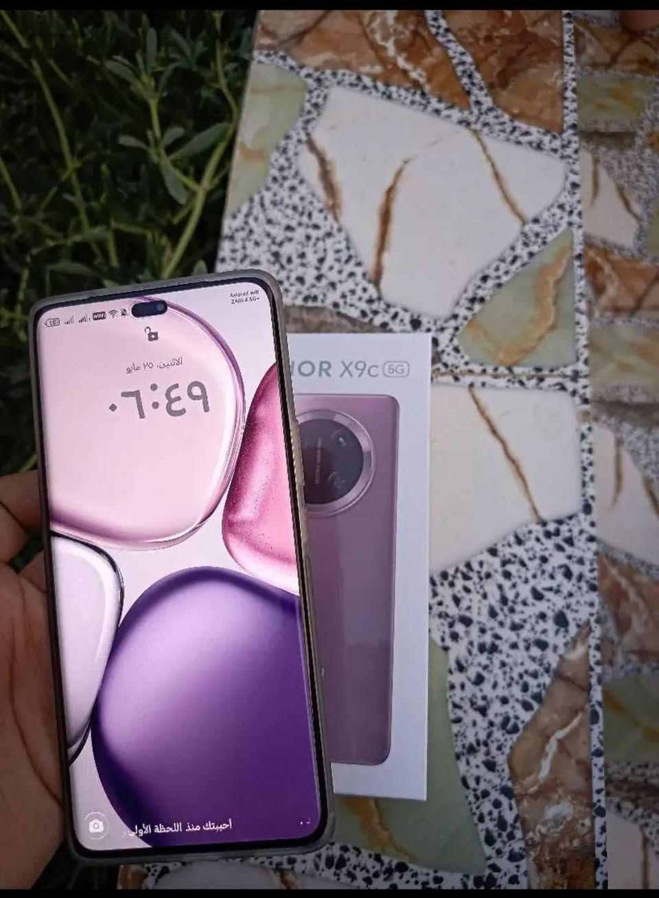 هونر X9c
📺 الشاشة
شاشة AMOLED بحجم 6.78 بوصة
دقة: 1224 × 2700 (حوالي 1.5K)
معدل تحديث: 120Hz
سطوع يصل إلى 4000 شمعة
ألوان غنية (1 مليار لون تقريبًا) �
Al Anees Qatar +١
⚙️ الأداء والمعالج
المعالج: Snapdragon 6 Gen 1
ثماني النواة
معالج رسومي: Adreno 710
نظام التشغيل: Android 14 مع MagicOS �
Al Anees Qatar +١
💾 الذاكرة والتخزين 
تخزين: 256 
رام 8+8
DeviceSpecifications +١
📸 الكاميرات
خلفية:
108 ميجابكسل (رئيسية)
5 ميجابكسل (واسعة)
أمامية: 16 ميجابكسل
تصوير فيديو حتى 4K �
TechNave +١
🔋 البطارية
سعة ضخمة: 6600 مللي أمبير
شحن سريع: 66 واط
تدعم الاستخدام الطويل (أكثر من يوم بسهولة) �
TechNave +١
📶 الاتصال والمميزات
يدعم 5G
Wi-Fi + Bluetooth + GPS + NFC
بصمة مدمجة في الشاشة
مزايا ذكاء اصطناعي (AI) متعددة �
Al Anees Qatar +١

🟡 ملحقات الأصلية كاملة 
🟡 للبيع ولمراوس 
🟡 السعر 325 وبية مجال 

العنوان كربلاء شارع احمد الوائلي

 ***********
