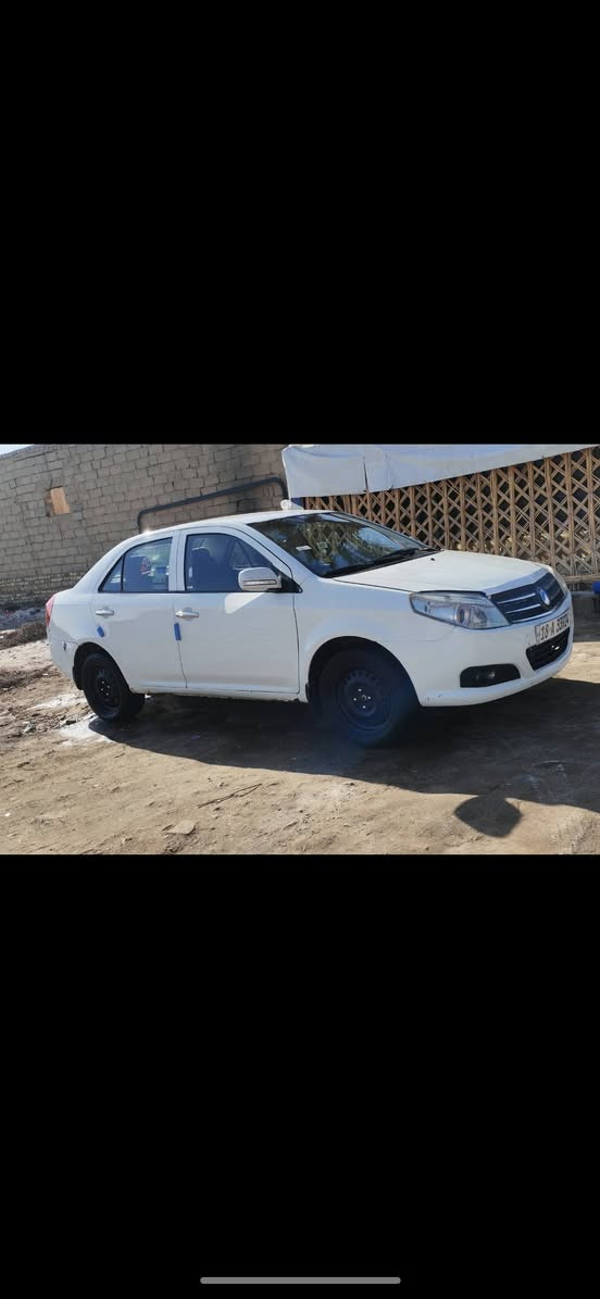 سلام عليكم جيلي أم كي مديل ١٣ 
سياره احله من صور مكان بغداد البياع السعر ٤٠ وبيه مجال رقم الهاتف ***********
