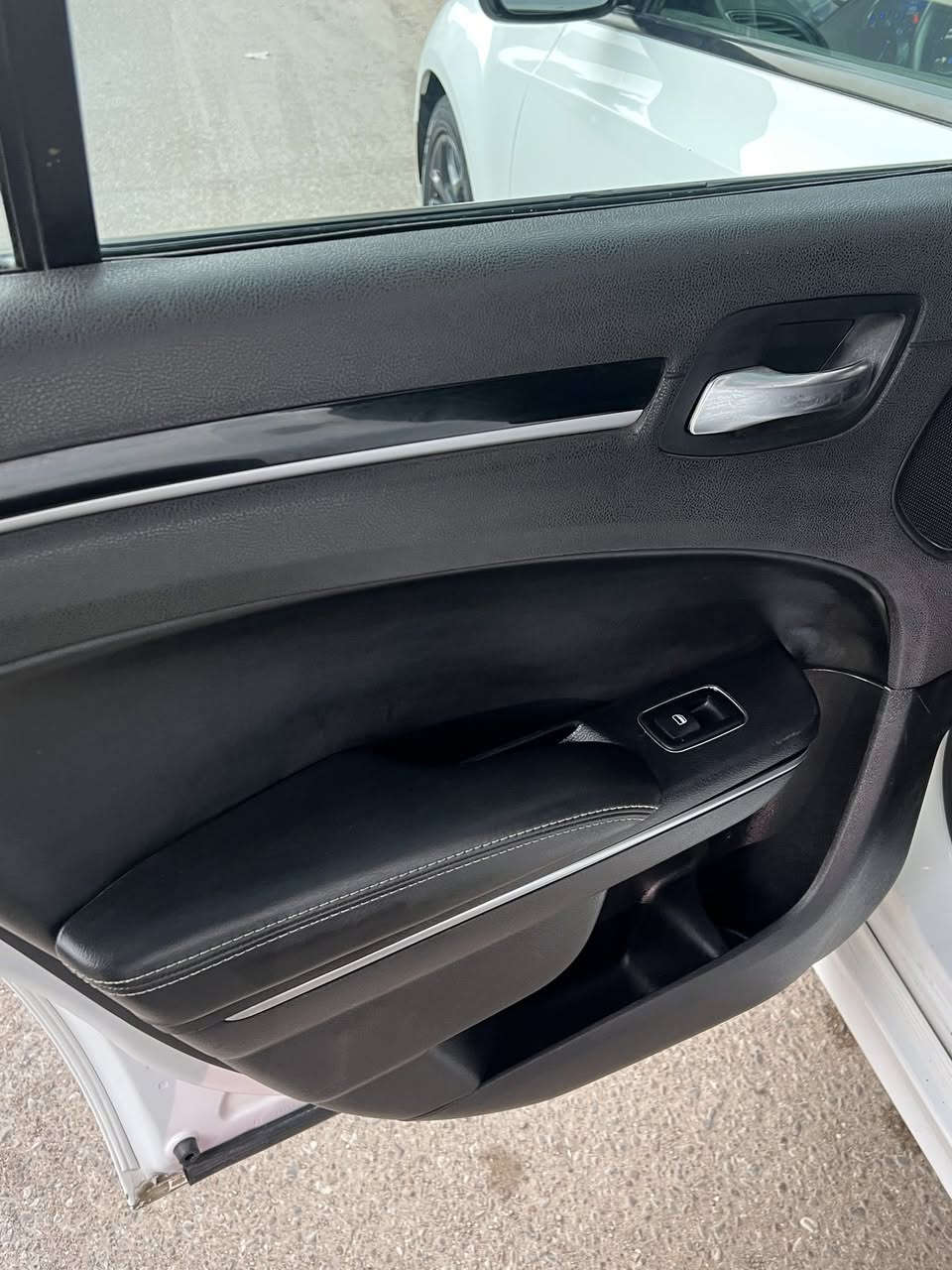 كرايسلر كندي (كلين تايتل)
موديل: 2017 (S) فول مواصفات 
بالعراق بيهه باب امبدل  
الممشى: 156mi
رقم: اربيل
اللون: ابيض
مواصفات :
بانوراما
تحكمات بل كشنات
عداد 260
تشغيل عن بعد
تدفئه بل كشنات الاماميه
مرايه تعتيم ذاتي
كشنات كهرباء
بجم عريض(دبل لحيه)
شفتات ستيرن
دمام بصندوك بيتس
لايت زنون
وباقي مواصفات الs معروفه
رقم صاحب سيارة ***********
