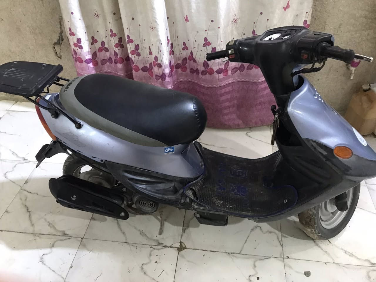 سلام عليكم دراجة BG(بيجي)للبيع الدراجة مجفته مرة وحده كاملة مكملة كلشي شغال بيهه نقصه بس التريشة اليمنى (الصفاحية) وبيهه وصل شراء السعر (400)راسلني او رقمي ***********
