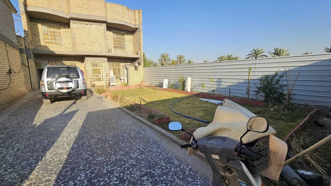 دونم للبيع بي بيت طابقين مساحة ٥٠٠ متر مفصول عن الكاع والكاع مسيجة مثل مموضح بلتصوير، يحتوي الطابق الارضي على استقبال وصالة وغرفة ومطبخ بارد ومطبخ حار وبلخلف محمية حيوان وعدد من الصحيات 

الطابق الثاني يحتوي على ٣ غرف، ممصور الطابق الثاني لأن نفس خريطة الطابق الارضي ،وجميع الغرف سويت + 
 محمية طيور بلسطح. ملاحضة ( لليريد البيت وحد او الكاع والبيت سوا هم ابيع مومشكلة )

المكان السياحي قرب بانزين خانة ابو زياد يبعد عن فلكة حي النصر ١٠دقايق اتصال او واتساب موجود ***********
(السعر مناسب)
