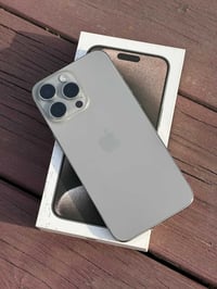 15 برو ماكس شرق اوسط وكالة ذاكرة 256  بطارية 95 نظافة الجهاز 100% كامل...