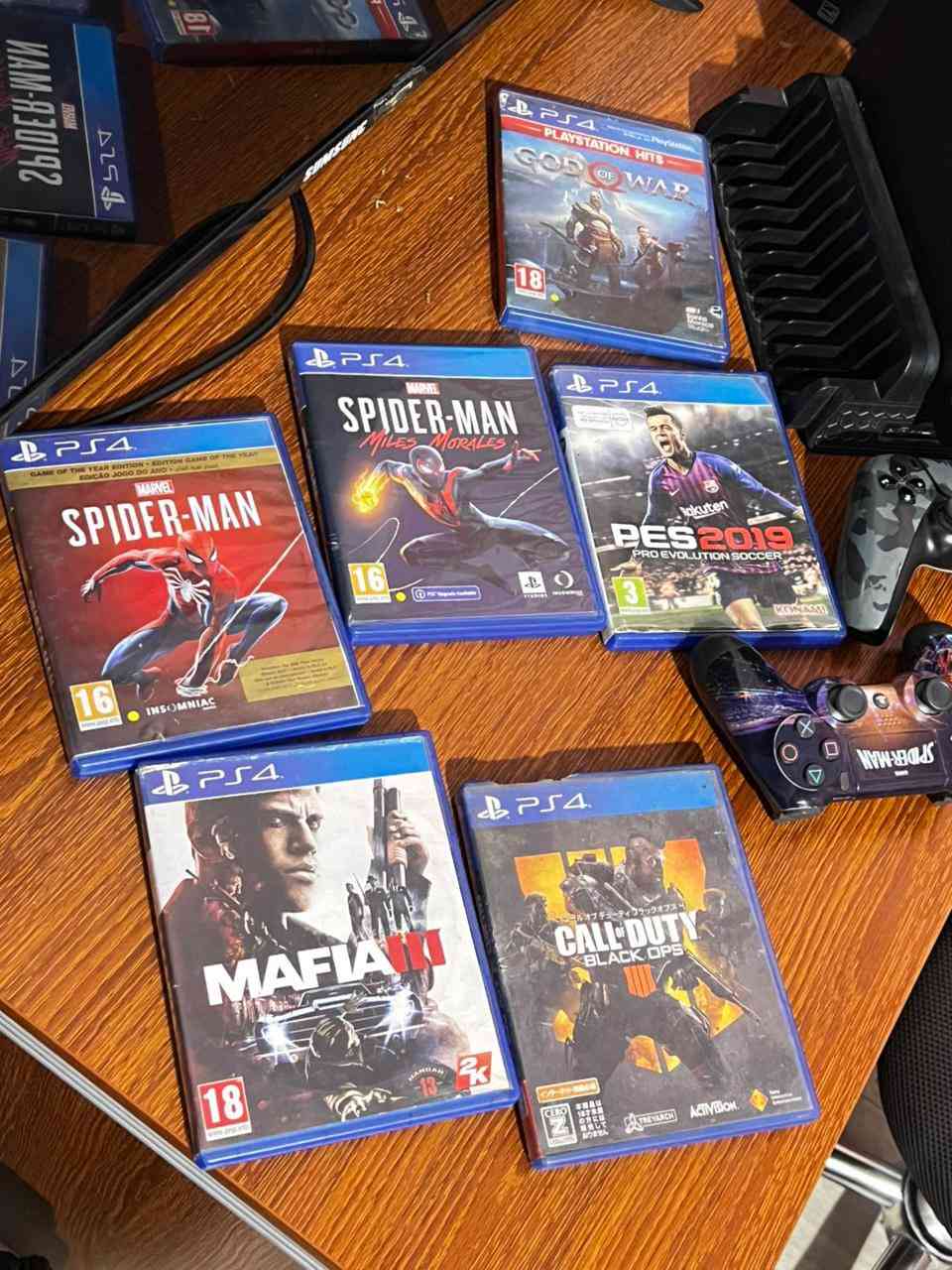 السلام عليكم 
عندي بلي 4 سلم هارد 512
بحالة ممتازة اونلاين مع قاعدة بلي وشحن جوستكات مع جوستكات عدد 4
2 اصليات مال 4 
1 تجارية بلي 4 و 1 بلي 5
مع 6 العاب 
مع يوبي اس حجم 850
للبيع كله مع كافة الملحقات 
بسعر 325 الف 
المكان بغداد حي الجهاد
***********
