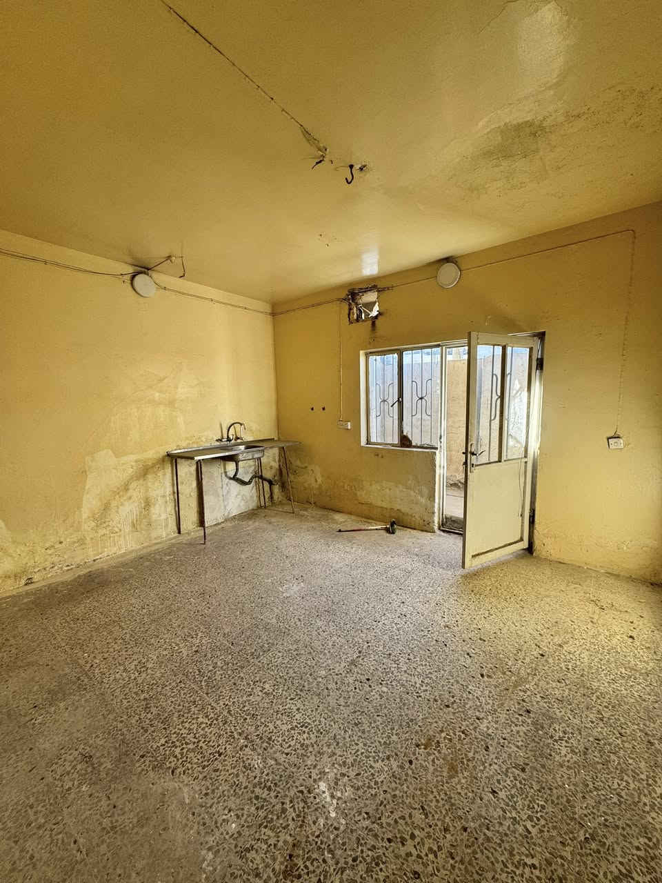 بيت للايجار في حي الامام قرب مدرسه الصادق 

يحتوي على 

غرفتين وكلندور ومطبخ وصحيات داخليه وخارجيه 

قيمه الايجار  350 وقابل للتفاوض 

للاستفسار مراجعه مكتب الخضراء للعقار

***********
***********
