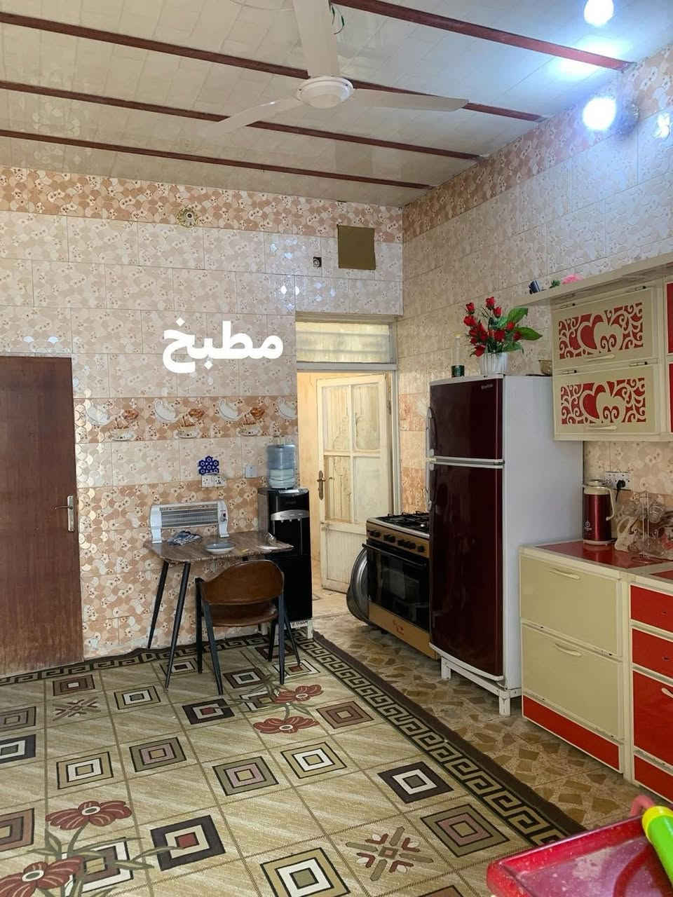 دار للبيع المساحه 200 م عدد الغرف 4 مع صالات 2 و صحيات عدد 3 طابقين العنوان مغربه الملحق الموظفين رقم القطعه 12/12451 
الاتصال ***********
