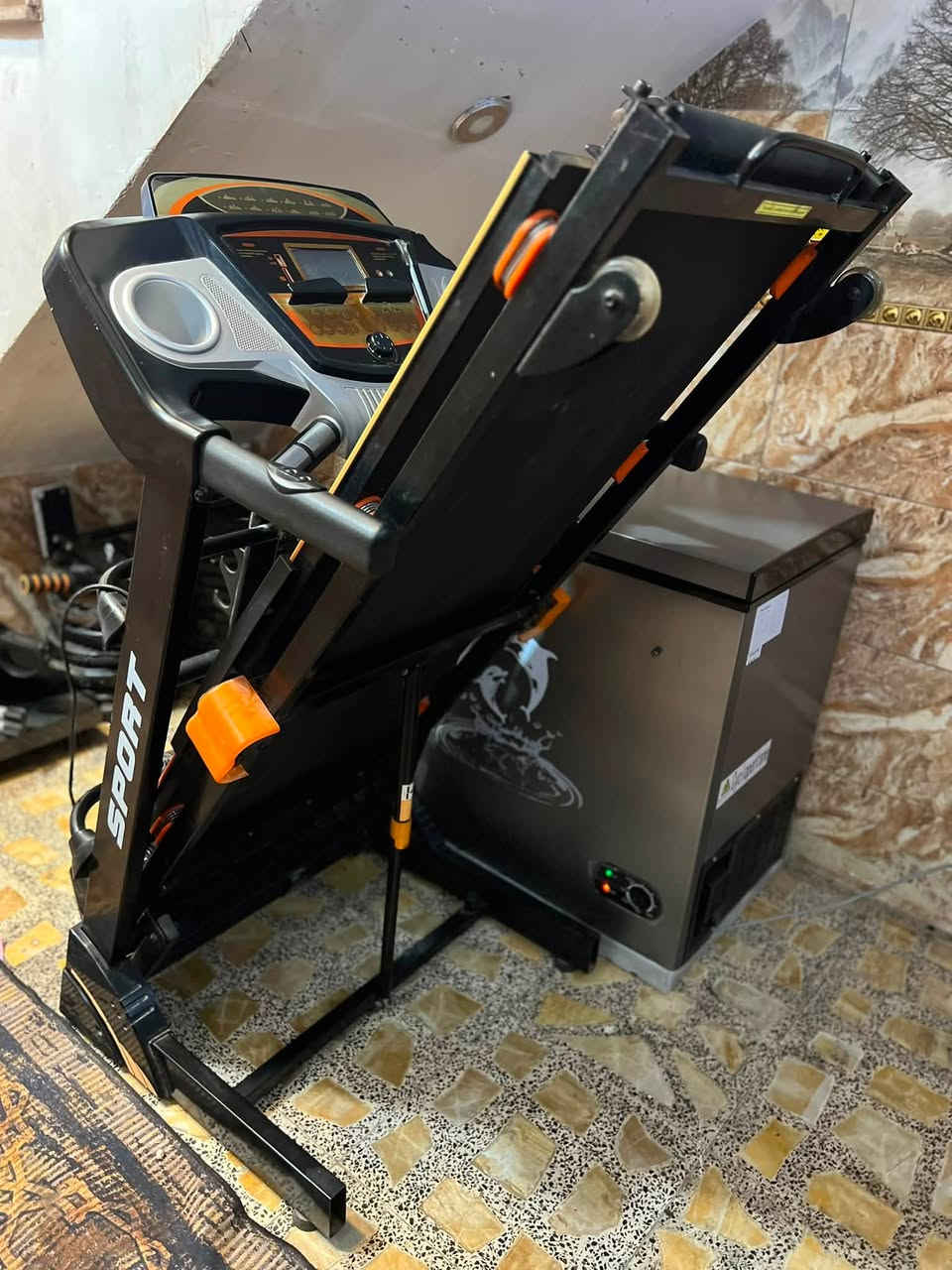 جهاز جري جبلي دبل ماطور شاشه لمس حديث كامل مواصفات يحمل 150 كيلو وسرعه عاليه 16.0 بس بي كسر ب قبق الماطور ومن الوجه الجانب اثر النقل ممأثر ع تشغيل ابدا فقط شكل نزلت سعره ب225 الف بغداد يوجد توصيل محافظات ***********
