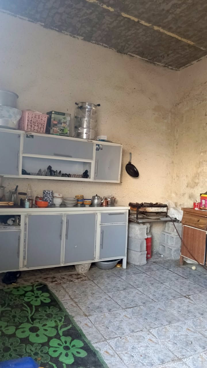 سلام عليكم ورحمه الله وبركاته 
دار سكن للبيع مساحه 200متر زراعي إقرار محكمه مشمول بلتطويب بناء بلوك الأساس حجر السقف عكاده غرفتين وصاله ومطبخ واستقبال وتخاريج داخليه وخارجيه 
عنوان الدار الكوفه البراكيه قرب معمل سمنت الكوفه شارع السبيس التبليط ثاني مكتب عن الشارع العام مكتب الوصال للعقار *********** ابو سلطان للعقار
