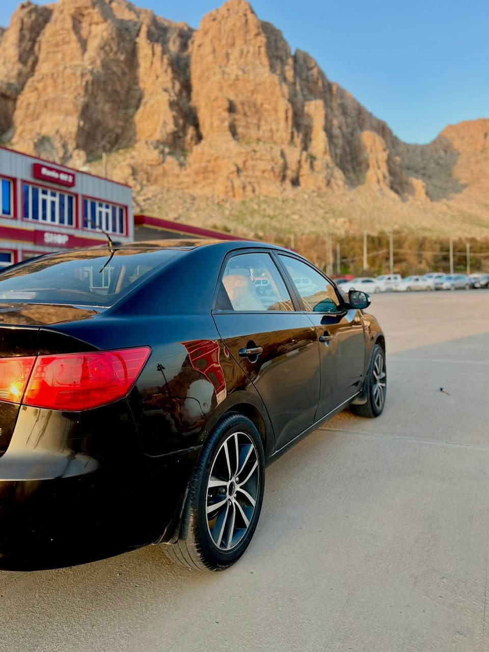 کیا سیراتۆ ٢٠١٠
ساخ ساخ بدون رقم 
گێرو مەکینەو تەبرید بەشەرتە
دەعم و لێدراوی بەشەرتە ماڵی دۆستە
ویل کرۆم و جام کارەبا و گزۆز بچوک شاسە ئایپاد
بۆیاخ سێ چوار پارچە بۆیاخە بە حیزام دەفرۆشم
سەقفی وەک شوشەیە
نرخی ٥٠ گەڵا و مجال
شوێن رانیە
*********** رانية, السليمانية
