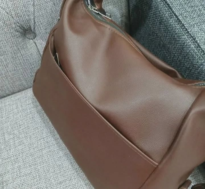 حقيبة جلد كلش راقي وحجم كبير  💓
وتحتوي على ثلاث سحاب كلش مناسبة للدوام✨
والسير ثابت تكدر  تتحكم بحجمة وتكدر وتكدر تتحكم بي وتلبس بالضهر 🩵

متوفر بثلاث الوان اسود .قهاوي . بيجي

سعر 10 آلاف 

حجم كبير ✨✨✨✨


**إذا كنت صاحب هذا الإعلان وتريد حذفه لأي سبب، رجاءا أرسل رسالة إلى الدعم الفني**
