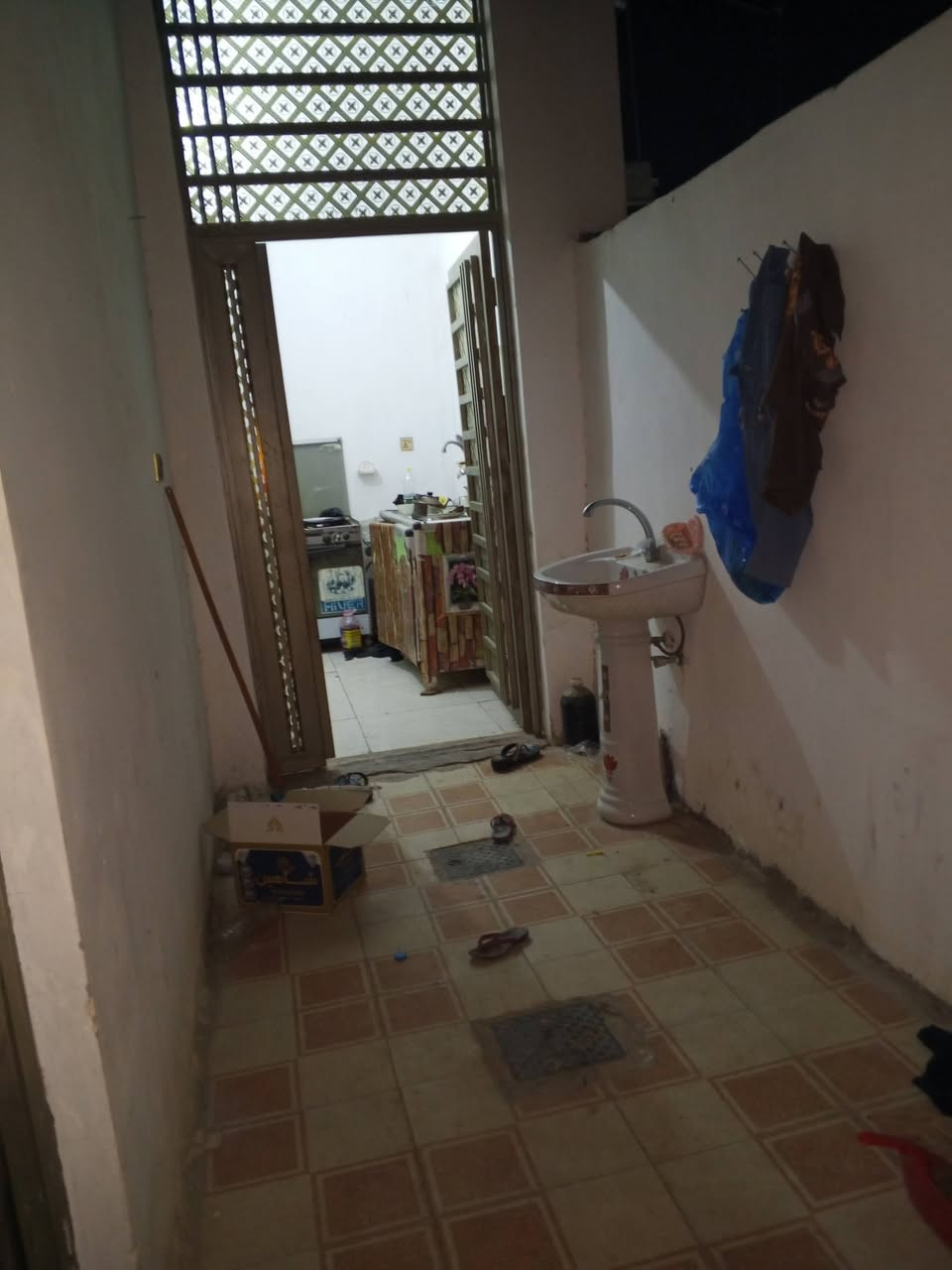 السلام عليكم  توفر بيت للبيع 100 متر الواجهيه خمسه والنزال 20 بغرفه وصاله براني مطبخ صحيات خارجي وداخلي البنيان بلوك وعقاده بنزله الزراعه قرب المولده مرقم   بلديه مناسب  الاتصال على الرقم بنيان نظيف مشخاب ***********
