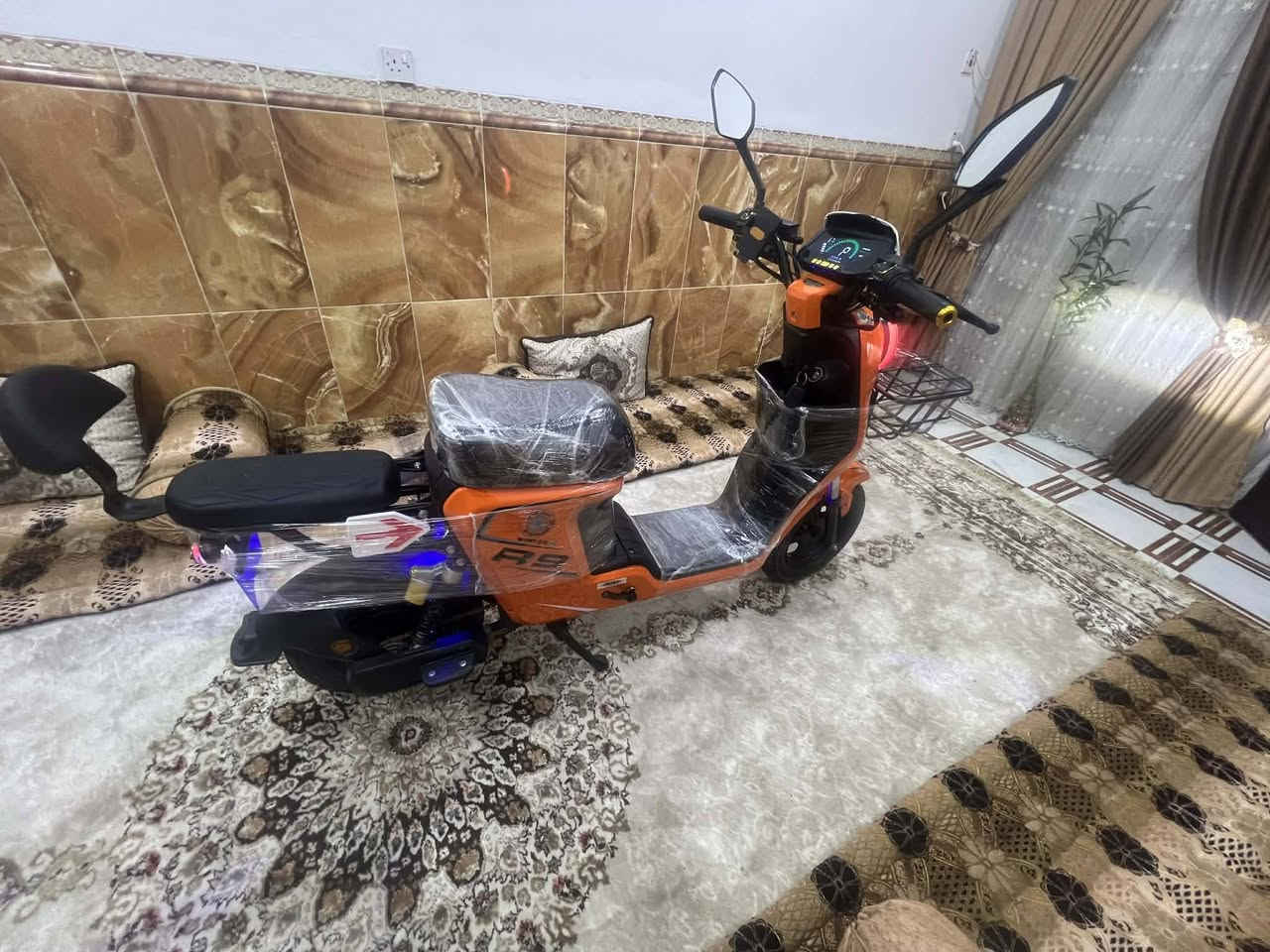 متاح للبيع 
دراجه شحن نوع R9 ونلي الأصلي ببطارية 32 أمبير انتاج 2026 فول موصفات تقطع مسافه 50كيلومتر وتتحمل وزن 150كيلو حقيقي سرعه 109 شاشه بريكات دسك هايدروليك نضام باركينج ونضام بك R سماعات بلوتوث موديل الأحدث تشغيل كارت بصمه مفتاح متوفر سعر525 بي مجال لطيبن رقم هاتف ***********
