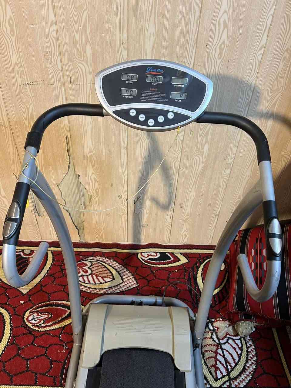 السلام عليكم جهاز جري ستعمال قليل يحتوي على حساس نبضات القلب و مفتاح امان العنوان بغداد حي لأمانة 
يوجد توصيل 
***********واتساب 
السعر 160بي مجال بصيط
