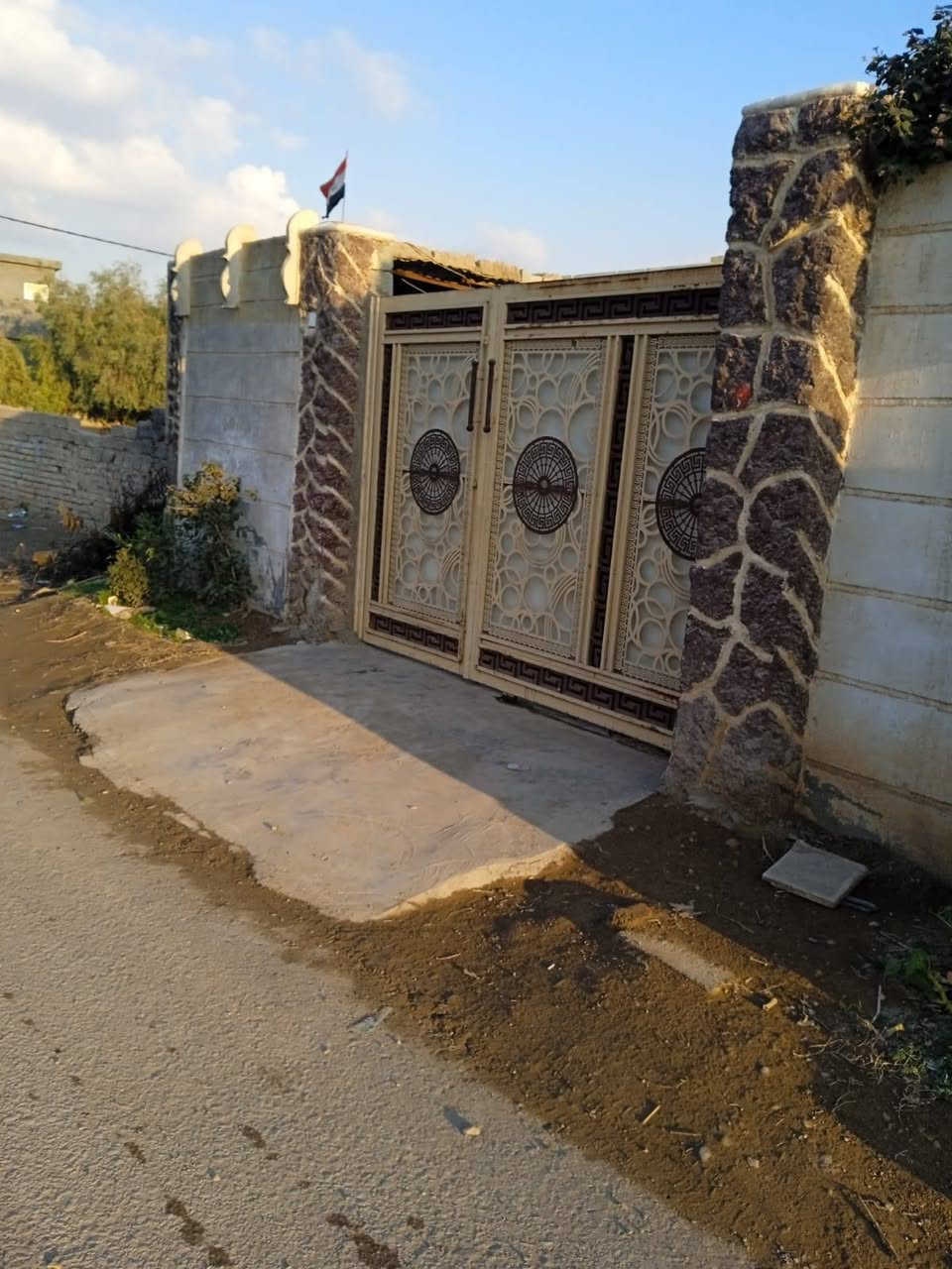 بيت مع محل للبيع في شهربان الهارونية قرية صخر مجاور مدرسة الطيبة 
البيت مكون من غرفتين وصالة كبيرة واستقبال ومطبخ وحمام داخلي وصحيات خارجية مساحة البناء فقط 130 متر و ارضية البيت سيراميك والسقف ثانوي 
ومحل مسلح 5+5
للاستفسار الاتصال***********
