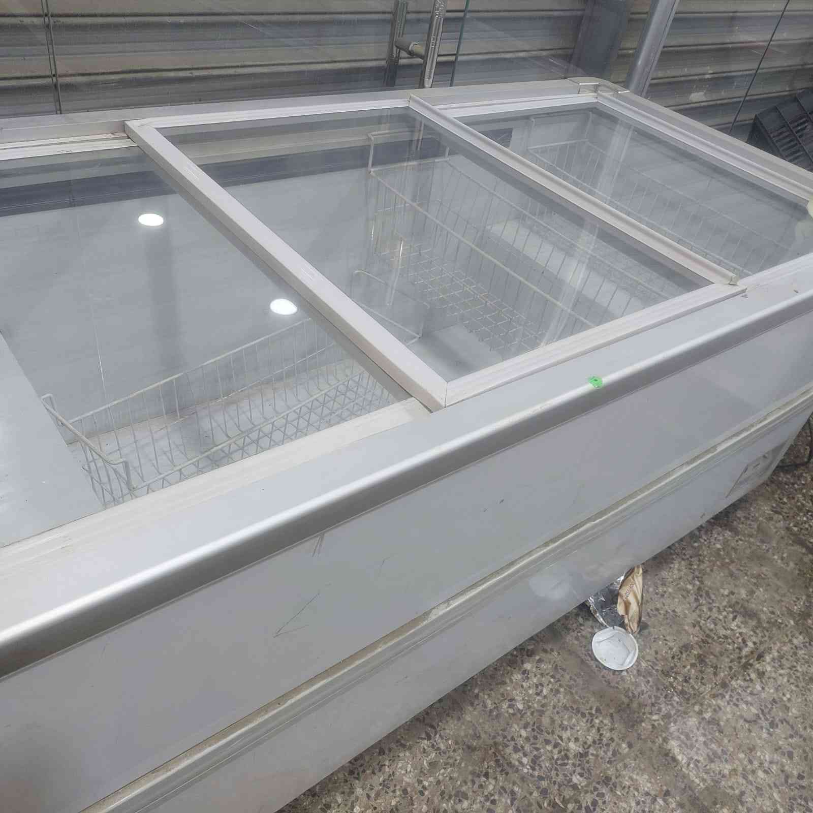 اسلام عليكم عارضات افقيه العداد 3  ايكور شركت الزان  العدد 2 الحجم .2 متر. والثالث .حجم .2.500. دبل ماطور العنوان بغداد بلديات الاستفسار الاتصال بالرقم ***********
