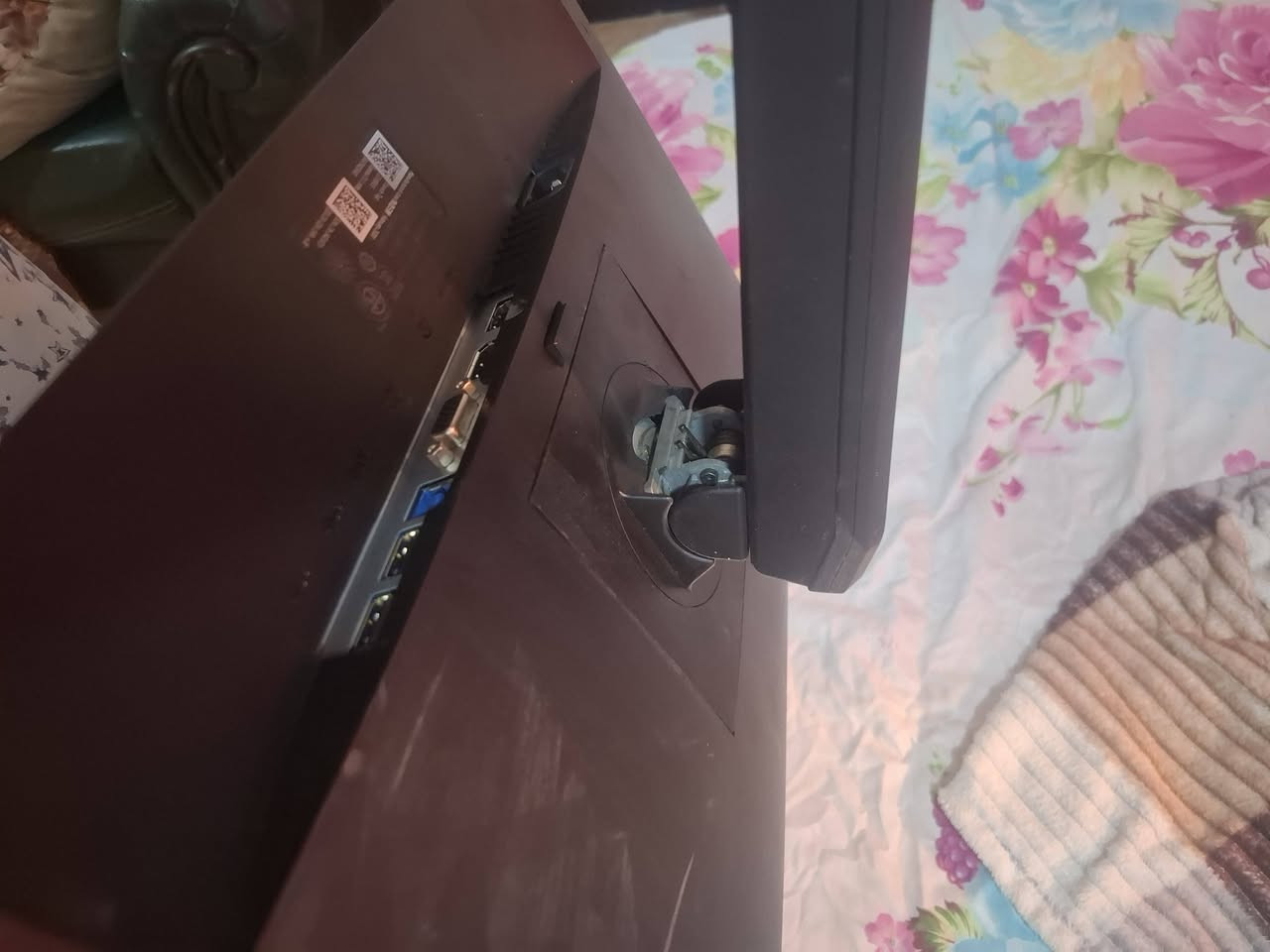 من رخصة الادمن شاشة ثانوية استخدام اقل الأسبوعين للبيع
ماركة dell قلابة 360 تصعد وتنزل مداخل hdmi و dp 
مواصفات الشاشة 60hz 1920x1080 قيم باليرضي الله 
للاستفسار *********** واتس فقط اعتذر توصيل ماكو
