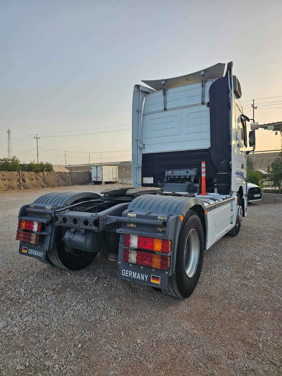 سلام عليكم لبيع كتروس موديل 2001رقم انبار نكليزي مربوطه عربانه فلات جوانب متحركه سياره مكفولة مكان انبار ٥كيلو شراع *********** سعر ٢٥٠
