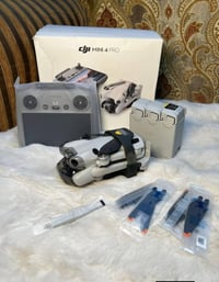 درون DJI مني فور كمبل موجوده كبس بيدي فتحتها ما طايره ابد الي يريدها ي...