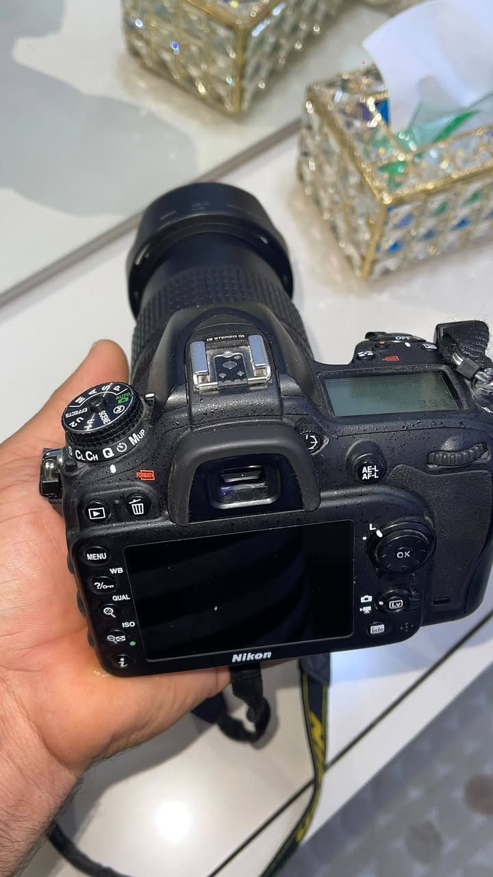 كامره نيكون D7100 جديده اكثر مما تصور استعمال شخصي كامل ملحقات زوم وبطاريات  اثنين مكان البصره سعر ٤٠٠ ميه وبيه مجال رقم***********
