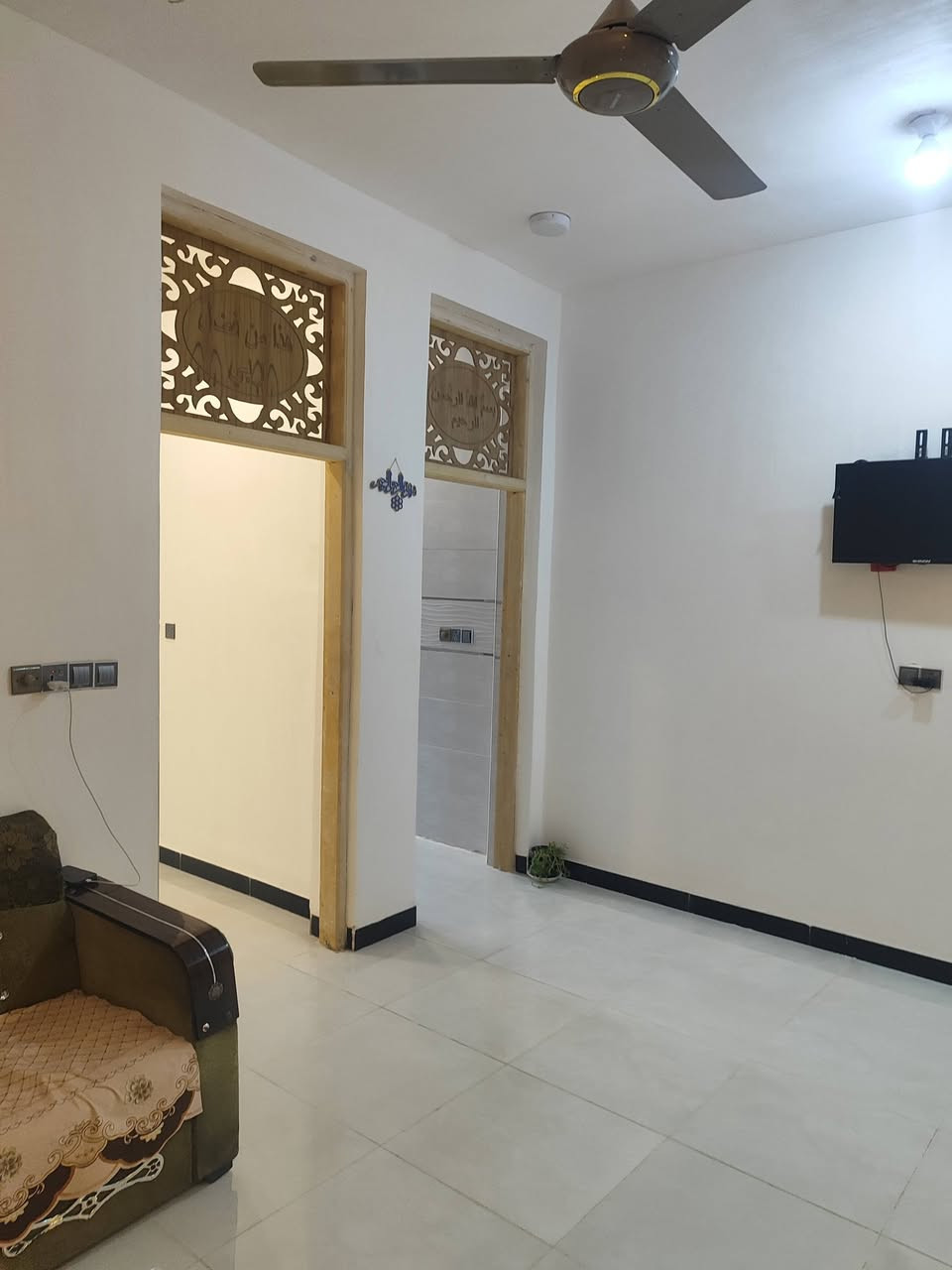 السلام عليكم بيت للبيع بالبكرلي شارع الغسل طابو زراعي سند 25 بناء حديث وشغل درجه اولى يبعد عن الشارع العام 150 متر 
مساحه 200 متر بناء 2025 

/////****//////

يحتوي على غرفتين نوم كبار 
واستقبال 
وكلدور ومطبخ كبير. ومنور وصحيات داخليه وخارجيه

البيت كلش حلو وصارله شهرين من كمل البيت 
البيت بي نقص واجه لبخ والسطح تطبيك والدرج 

السعر المطلوب 95 وبي مجال 

للاستفسار مراجعة مكتب عقارات البياتي الكائن في موقف دانه  بادرة حسين المعموري وفقار البياتي 
او الاتصال على الرقم *********** حسين المعموري
