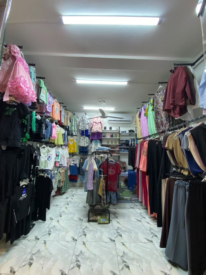 محل ملابس اطفال ونسائي للبيع جاهز من كل النواحي حلة نادر الثانية 
***********
