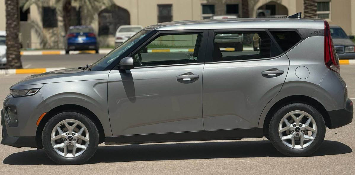 السلام عليكم حبايب 
كيا صول 2022  وارد امريكي 
الشعار الجديد رقم اربيل ماشي 78 الف ميل قابل للزيادة 
( بدون ايرباك )
بيها بارد بالصفحه اليمنه 
مواصفات
اطفاء ذاتي عند التوقف  
شاشه كبير
رادارات جانبية 
رادار امامي+ خلفي 
كاميرا
نظام Auto Huld
نظام sport
كير اوتو +عادي
فول تحكمات ستيرن
نظام خرائط
نظام car play
تحديد مسار 
السعر 143
السيارة موجود بغداد  الكرادة 
*********** بغداد, العراق
