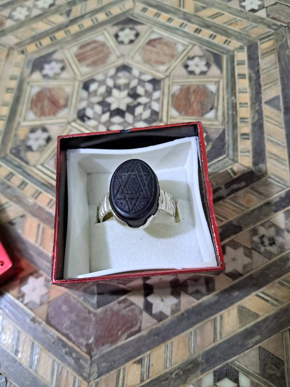 تحفه من تحف العقيق شفه
مخطوطه نجمة داود
صياغه يدويه فضه عراقيه


**إذا كنت صاحب هذا الإعلان وتريد حذفه لأي سبب، رجاءا أرسل رسالة إلى الدعم الفني**